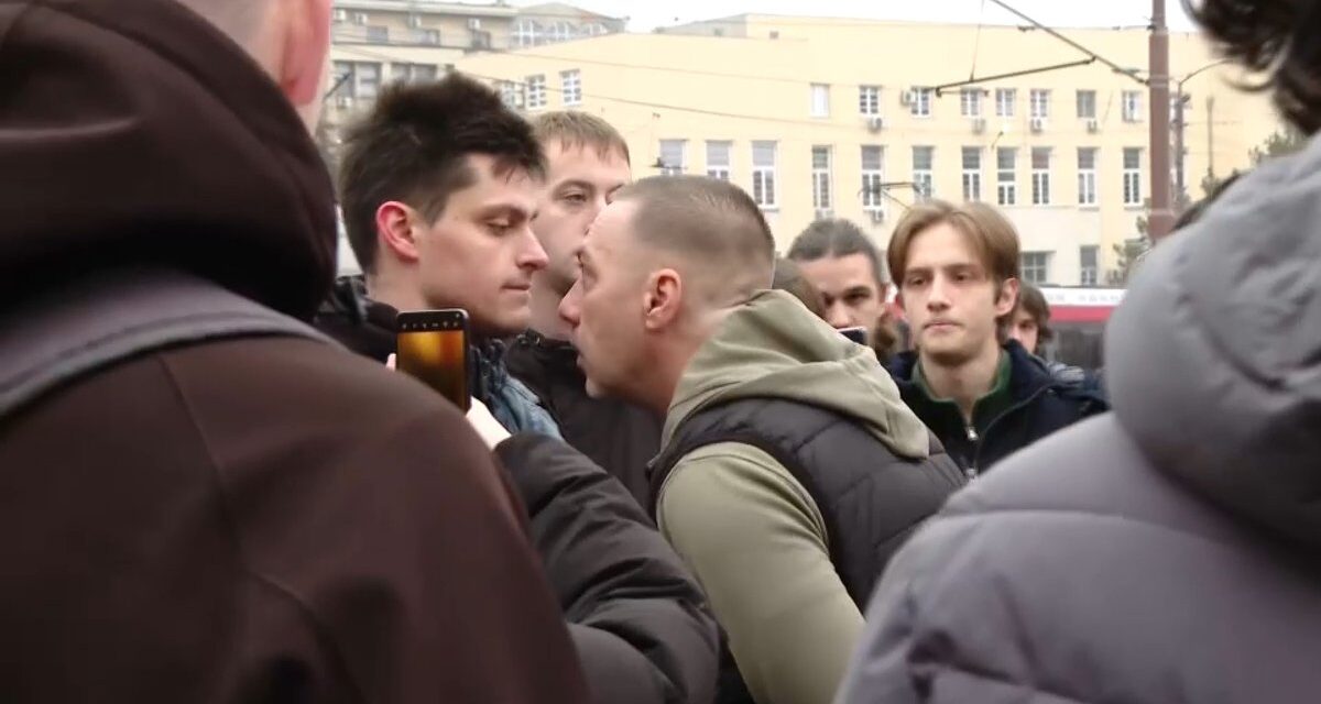 Előállították a vajdasági egyetemistát, akiről legendás fotó készült a tüntetéseken