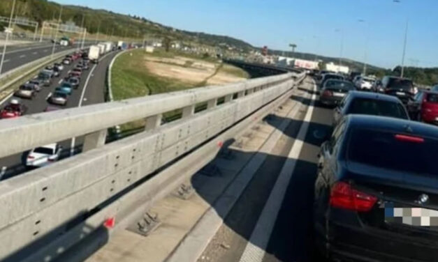 Húsz kilométeres sor az autópályán