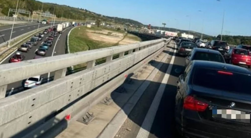 Az útdíjat beszedik, de közben a sofőrök öt óra alatt tesznek meg 30 kilométert!