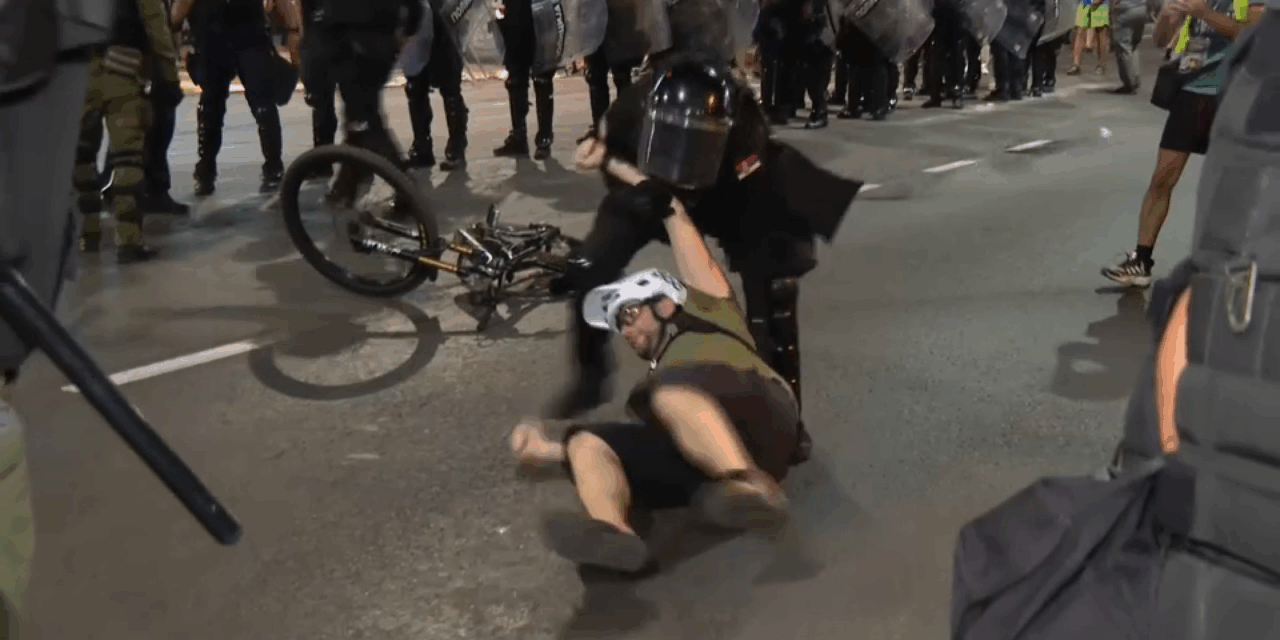 Földre rántottak egy kerékpárost a rendőrök Belgrádban