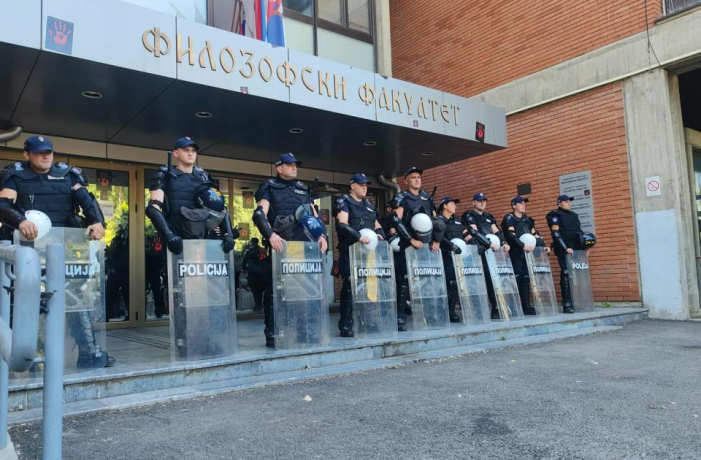 Továbbra is tüntetnek a Bölcsészkar előtt, a hallgatók a dékán válaszára várnak