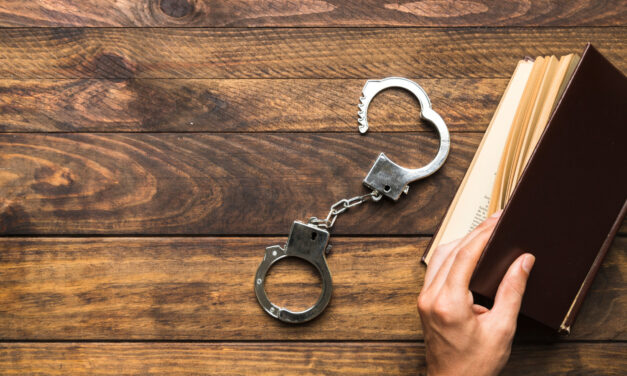 Tojást, párizsit és szappant küldtek a letartóztatott ex-miniszternek