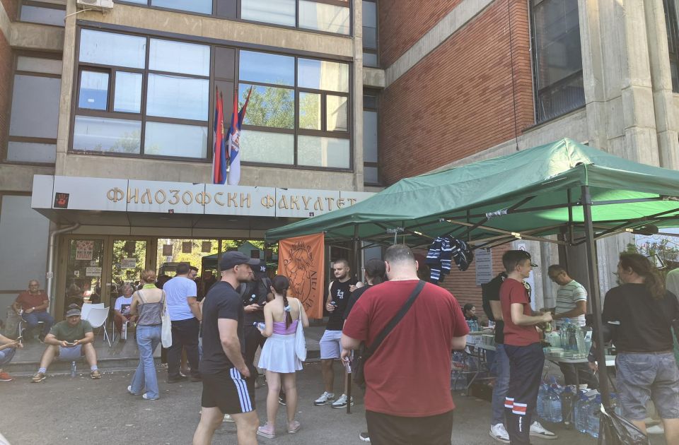 A hallgatók továbbra is a Bölcsészkar épület előtt, megérkeztek a gazdák is