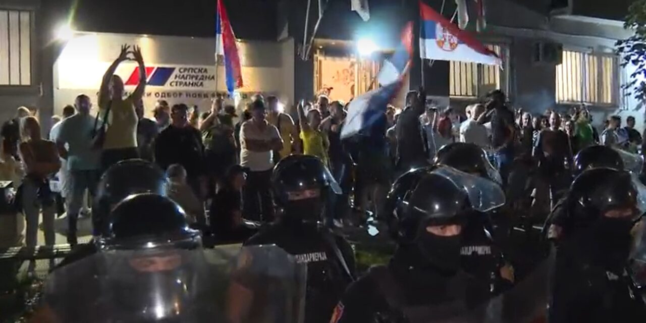Tojással dobálták a tüntetőket a Szerb Haladó Párt hívei