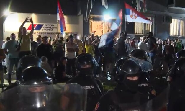Tojással dobálták a tüntetőket a Szerb Haladó Párt hívei