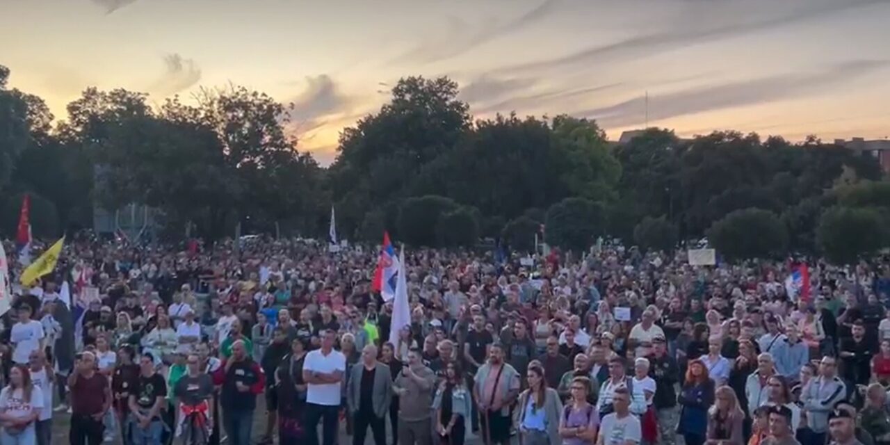 Nagy egyetemista tüntetés ott, ahol Vučić bejelentette, könyvet ír majd a forradalom legyőzéséről