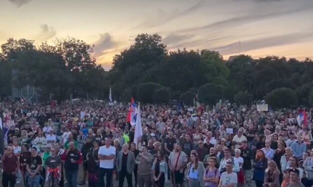 Nagy egyetemista tüntetés ott, ahol Vučić bejelentette, könyvet ír majd a forradalom legyőzéséről