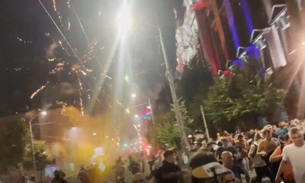 A haladók pirotechnikai eszközöket lövöldöznek a békés polgárokra, a rendőrség nem reagál