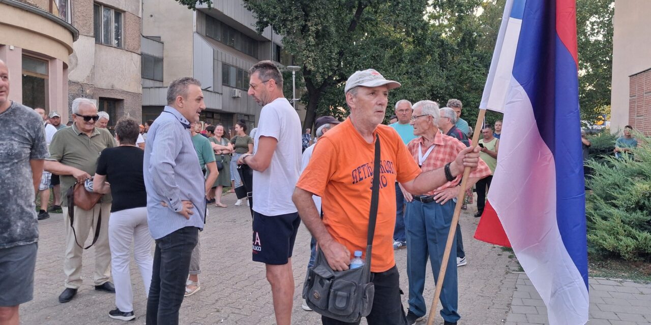 Gyorsan szétszéledtek Óbecsén a haladópárti ellentüntetők