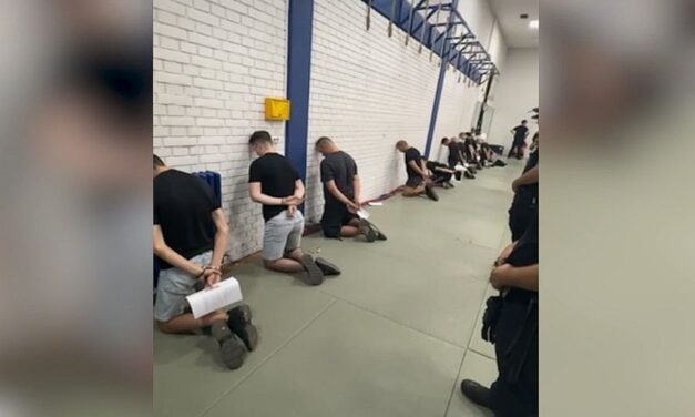 Térdelő, fejüket falnak támasztó, megbilincselt fiatalokról tett közzé felvételeket a rezsimhű sajtó