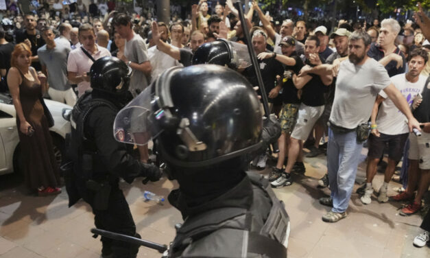 Kiderült, kit védett a hadsereg elit alakulata a párt székházánál