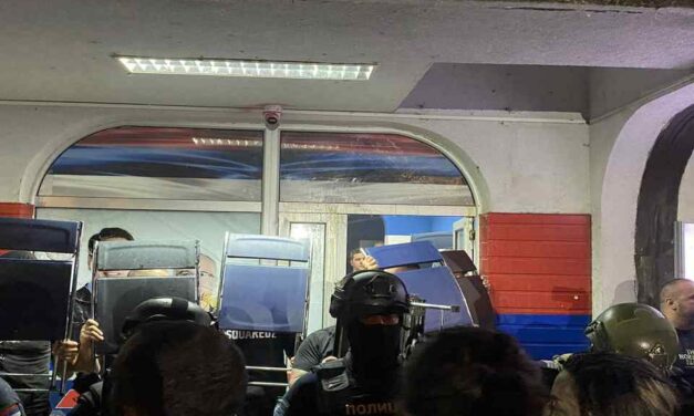 Emberölési kísérlet miatt elítélt volt fegyenc is „védte” a haladók újvidéki irodáját