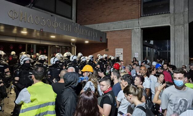 Elhagyta a rendőrség a Bölcsészettudományi Kar épületét