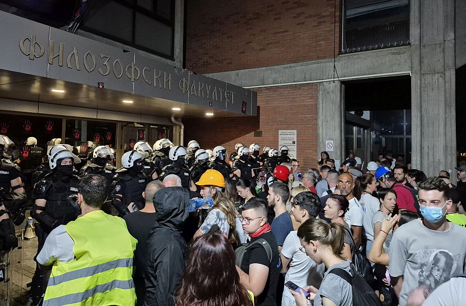 Elhagyta a rendőrség a Bölcsészettudományi Kar épületét