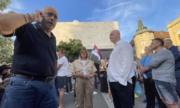 Osztrák sajtó: Közalkalmazottakat kényszerítenek az ellentüntetésekre