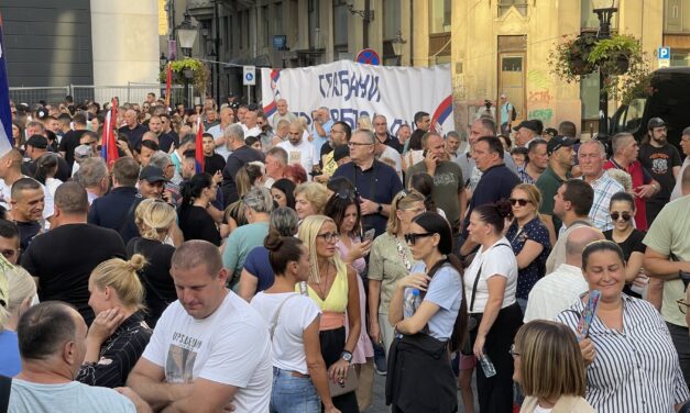 Így néz ki a haladópárti ellentüntetés Szabadkán (Fotók)