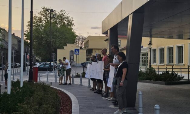 Így emlékeztek meg a szabadkaiak a kilenc hónappal ezelőtti újvidéki tragédiáról (Fotó)