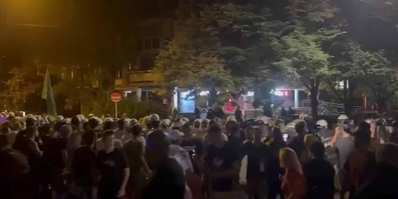 CINS: A rendőrség „a hatalom és egyetlen párt szolgálatában áll”