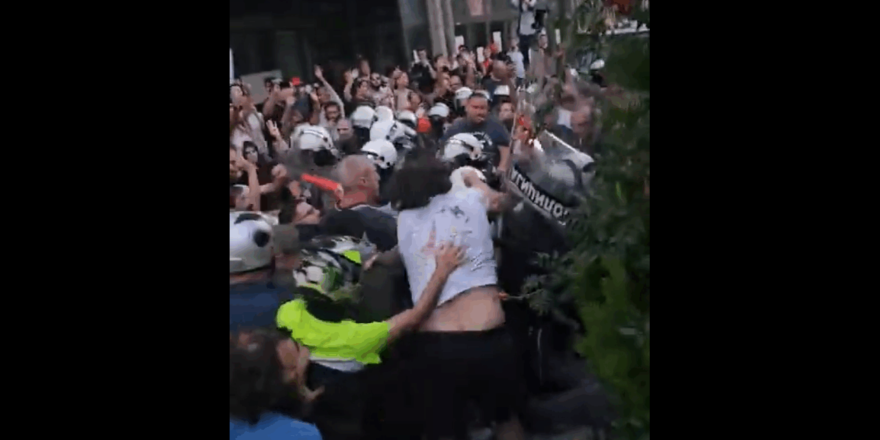 Puszta kézzel szorították ki a tömegoszlatásra felfegyverzett rendőröket (Videóval)