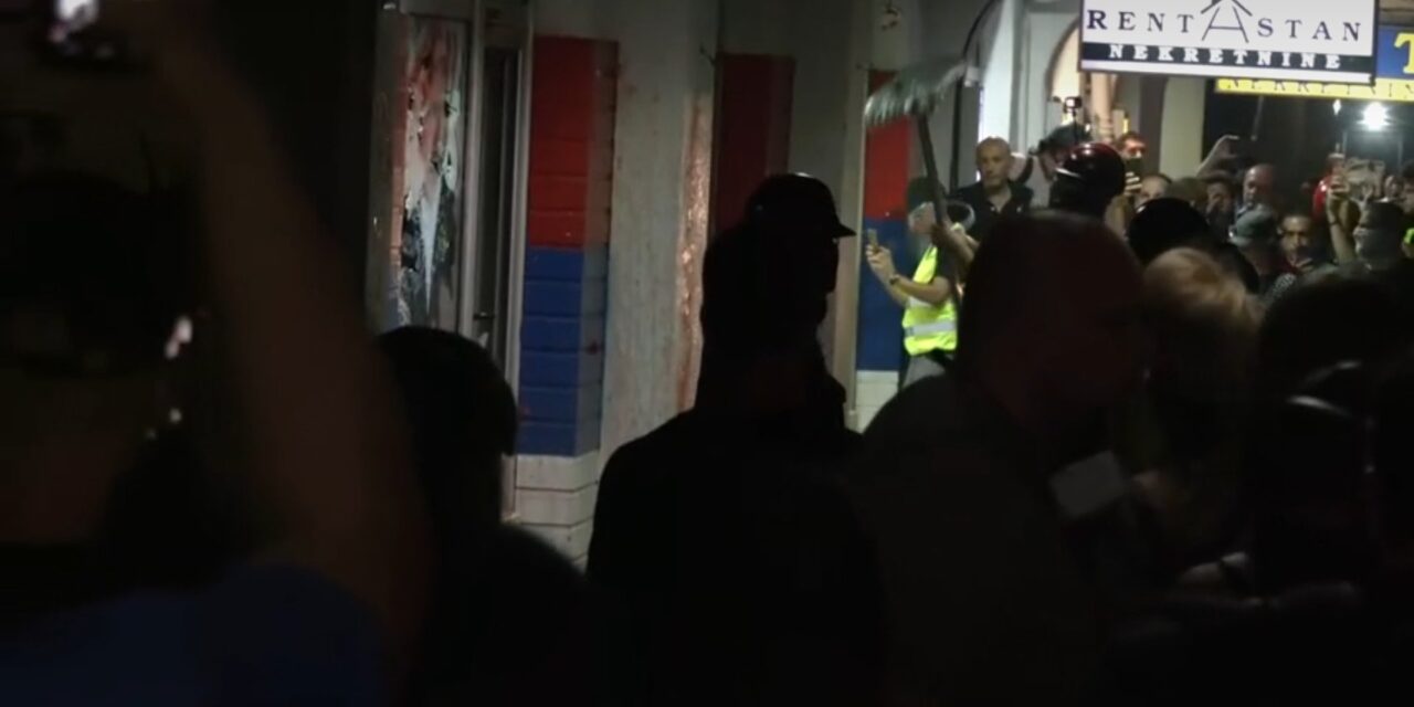 Összetörték a Szerb Haladó Párt újvidéki irodáját