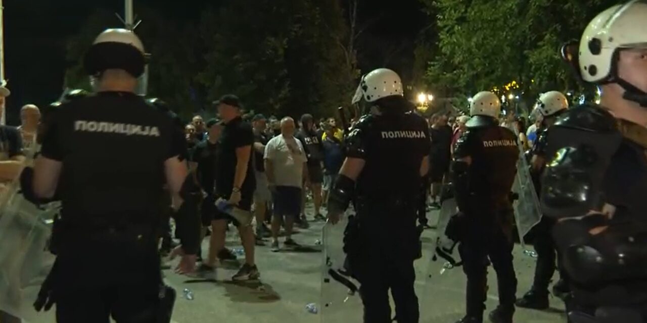 Repültek a palackok és tojás a verbászi tüntetésen