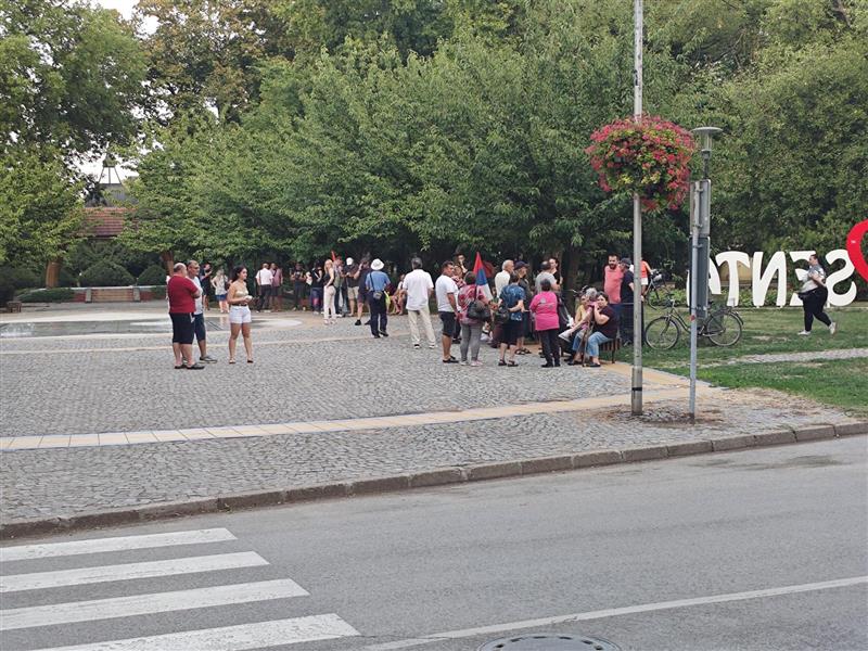 Kevés ember jelent meg a zentai ellentüntetésen (Fotó)