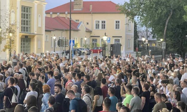 <span class="entry-title-primary">A szabadkaiak sem felejtenek</span> <span class="entry-subtitle">Tömeges tüntetés volt Szabadkán (Galéria)</span>