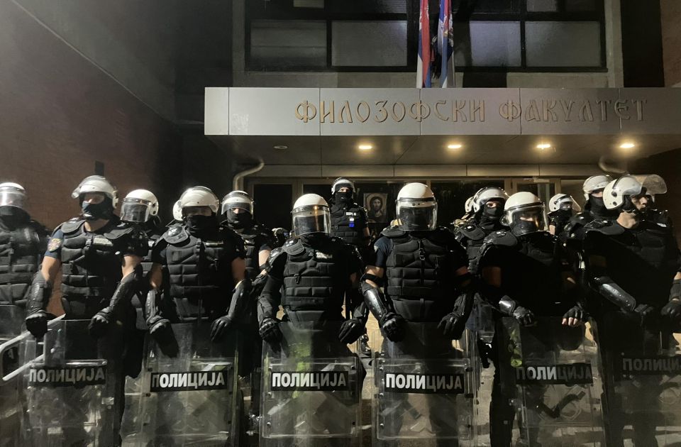 Több mint 900 személyt vettek őrizetbe az előtető leomlása óta