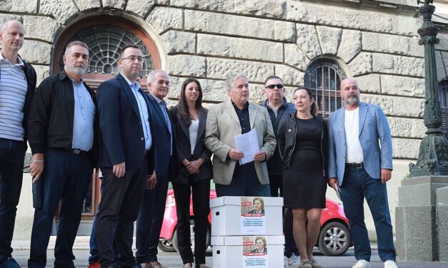 A Néppárt 32 ezer aláírást adott át a legfőbb ügyész leváltásáért