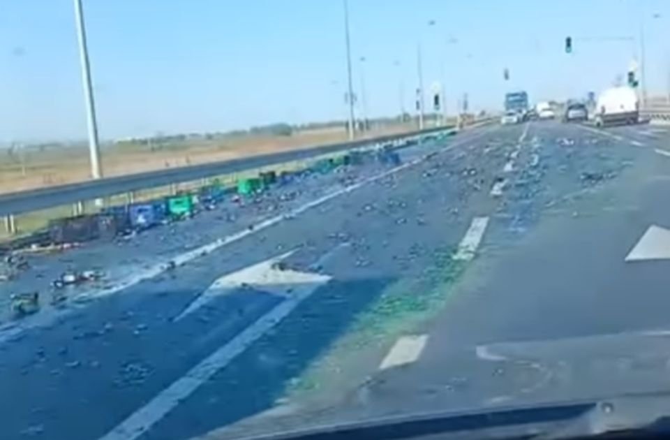 <span class="entry-title-primary">Sörösüvegek hullottak ki egy kamionról Újvidék közelében (Videóval)</span> <span class="entry-subtitle">Az ital szanaszét folyt az úttesten</span>