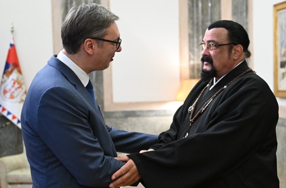 Steven Seagal újra Szerbiában: Filmet forgat Belgrádban, Vučićtyal is találkozott