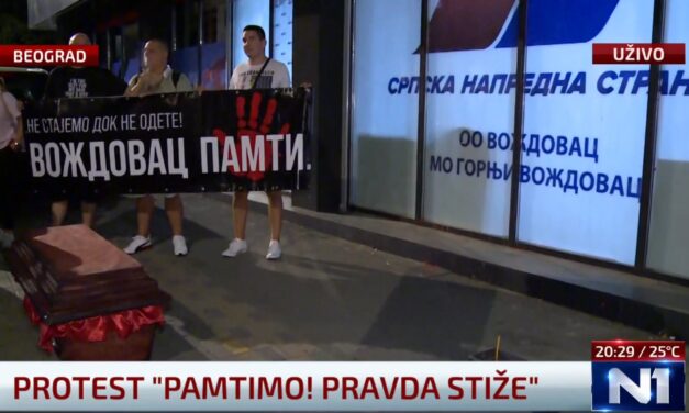 A Szerb Haladó Párt irodájánál „temették el” az álarcot, a szendvicset és a gumibotot