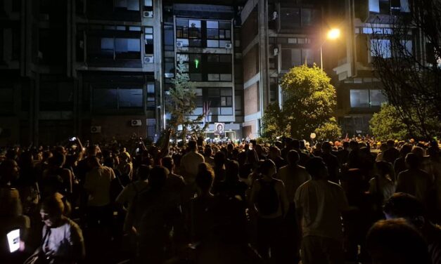 Tüntetnek az újvidéki bíróság előtt a pénteken letartóztatottak miatt