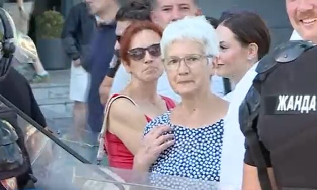 Megkezdődött a katonai parádé, a csendőrség nem engedi a polgárokat a rendezvényre