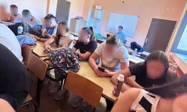 Hátat fordítottak a tanárnak, aki a tiltakozások miatt elbocsátott osztályfőnök helyére jött