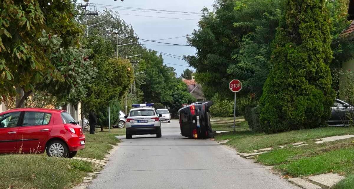 Felborult egy autó Szabadkán