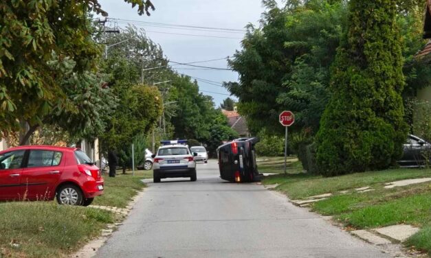 Felborult egy autó Szabadkán