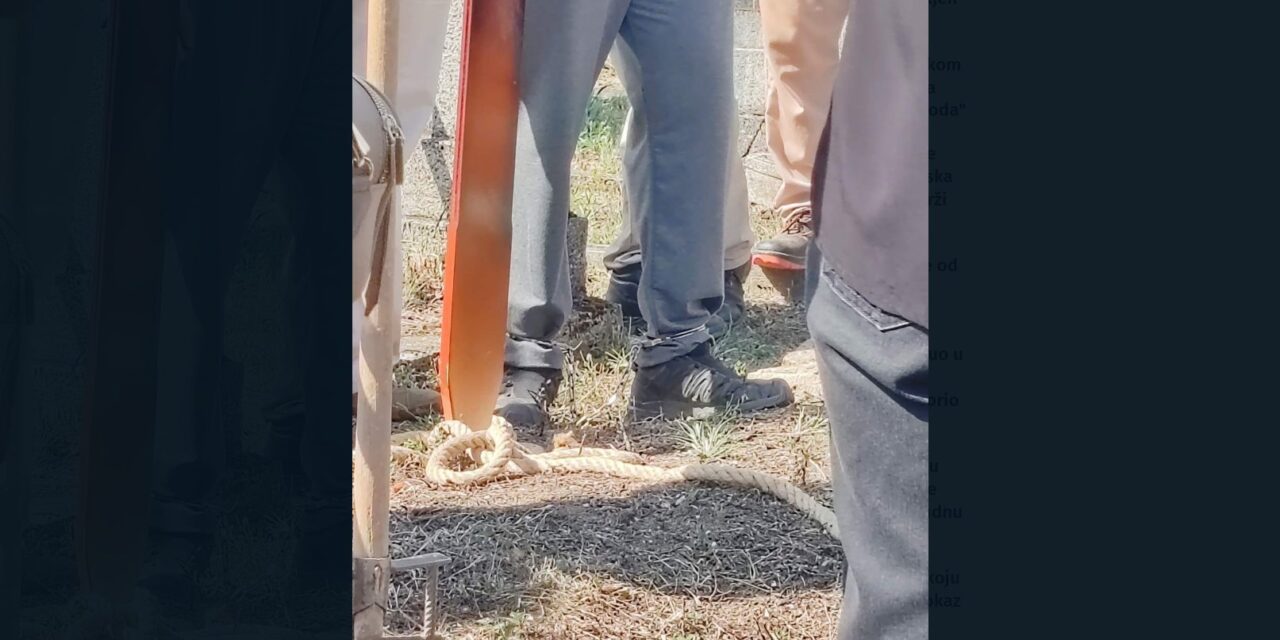 Láncra verve vitték apja temetésére az éhségsztrájkoló újvidéki diákot (Fotó)