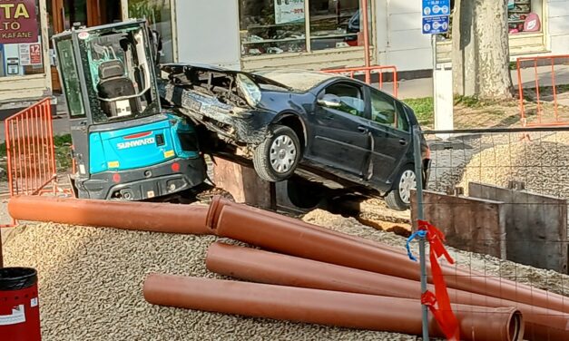 A kiásott csatornaárokba hajtott a város központjában egy autó