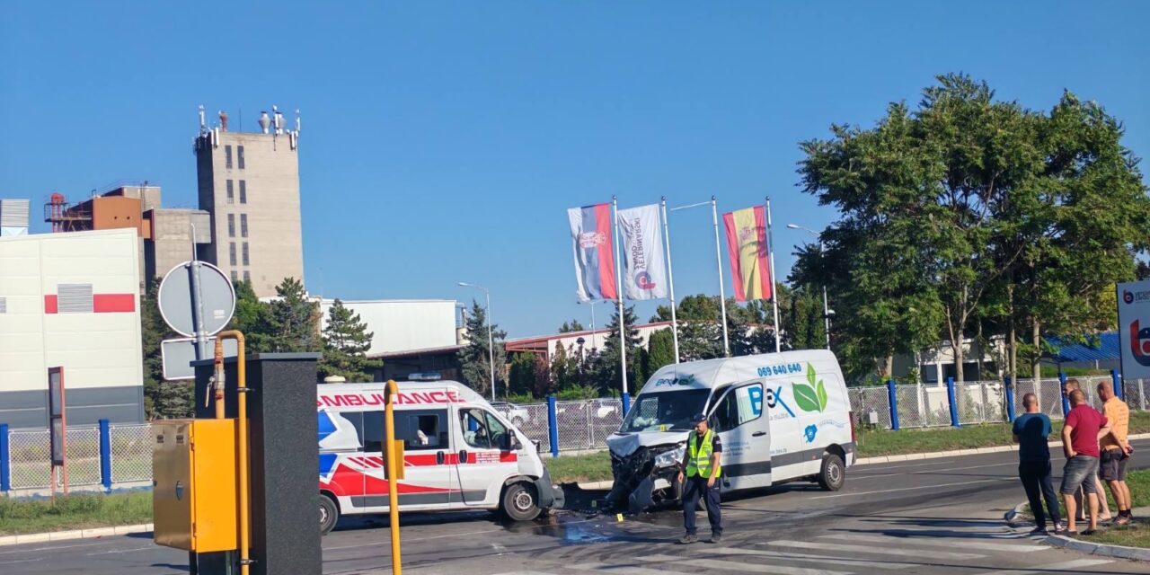 Mentőautó és futár karambolozott Szabadkán