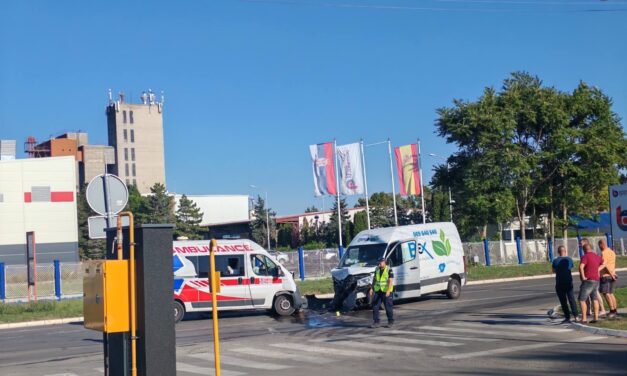 Mentőautó és futár karambolozott Szabadkán