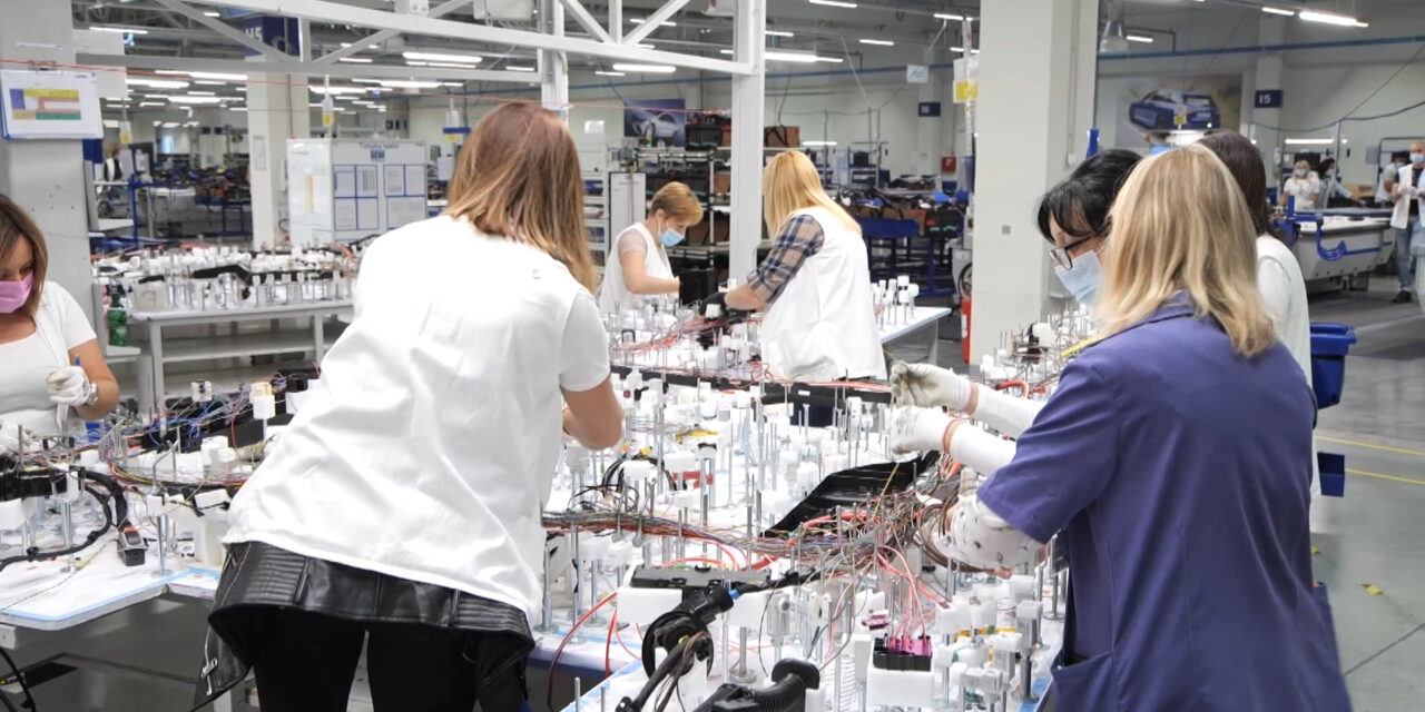 Tömegesen bocsátják el a dolgozókat abból a gyárból, amit Vučić Szerbia újjászületéseként harangozott be