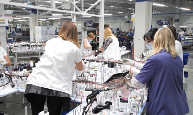 Tömegesen bocsátják el a dolgozókat abból a gyárból, amit Vučić Szerbia újjászületéseként harangozott be