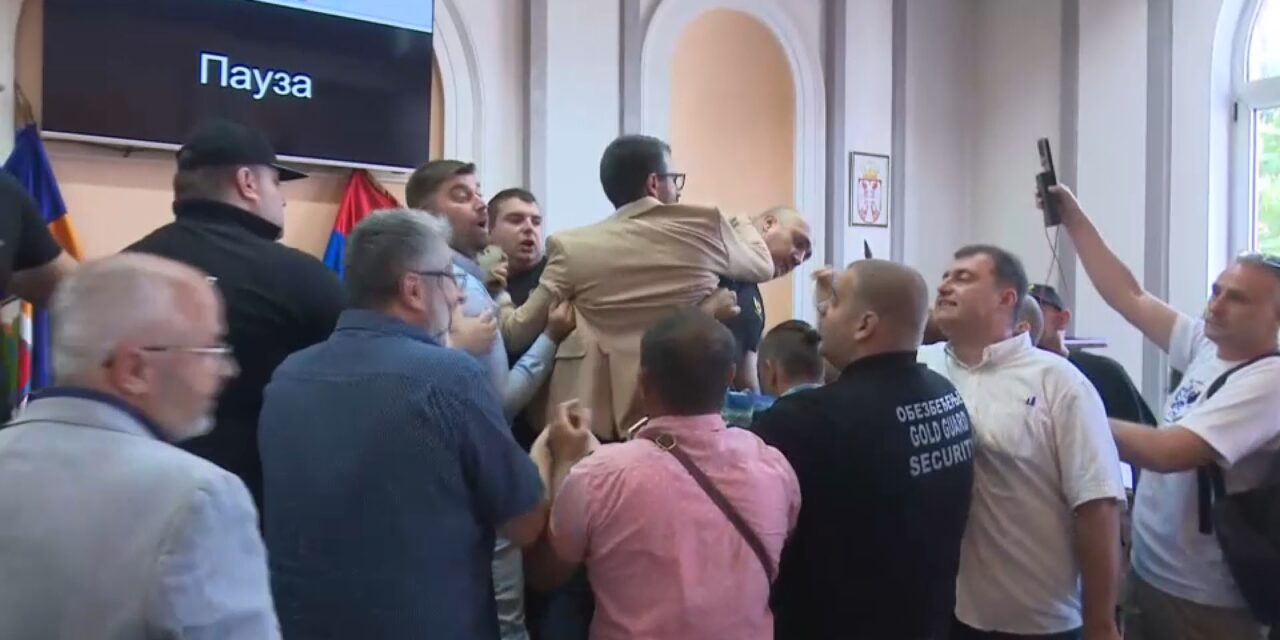 Erkélyről tartja az ülést az illegitim képviselő-testület haladópárti önjelölt elnöke