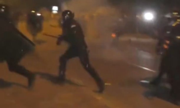 Nőket, védtelen polgárokat vertek a rendőrök (Videó)