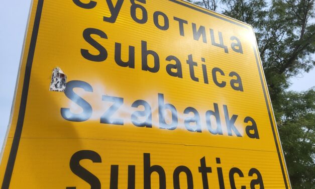 Lefestették a Szabadka-tábla magyar feliratát