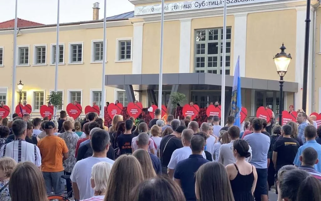 „Mindenki a vasútállomás elé!” felhívással várják a polgárokat a tiltakozó diákok