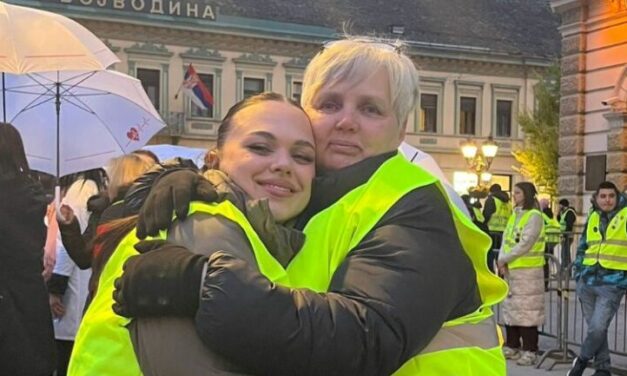 Sétált az egyetemistákkal, kezelte a sebeiket, szabadsága alatt váltották le