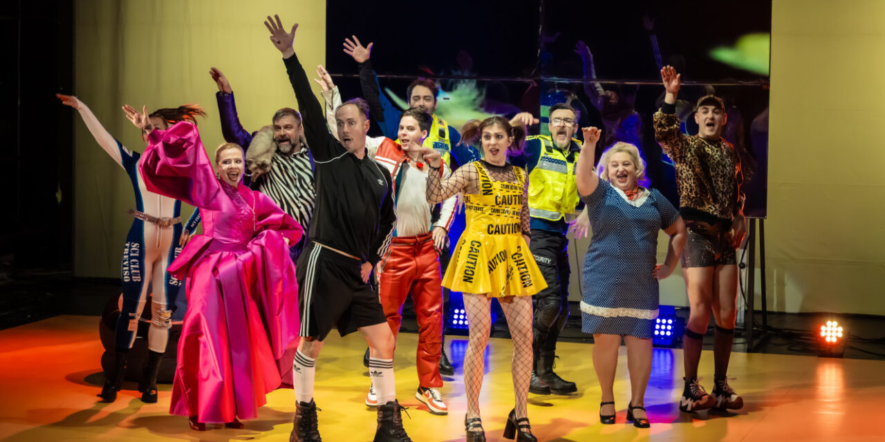 Bemutatóval és a már jól ismert sikerdarabokkal várja közönségét októberben az Újvidéki Színház