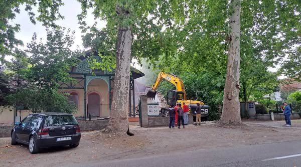 Aki nem lép egyszerre, az szakavatatlan, tájékozatlan és rosszindulatú